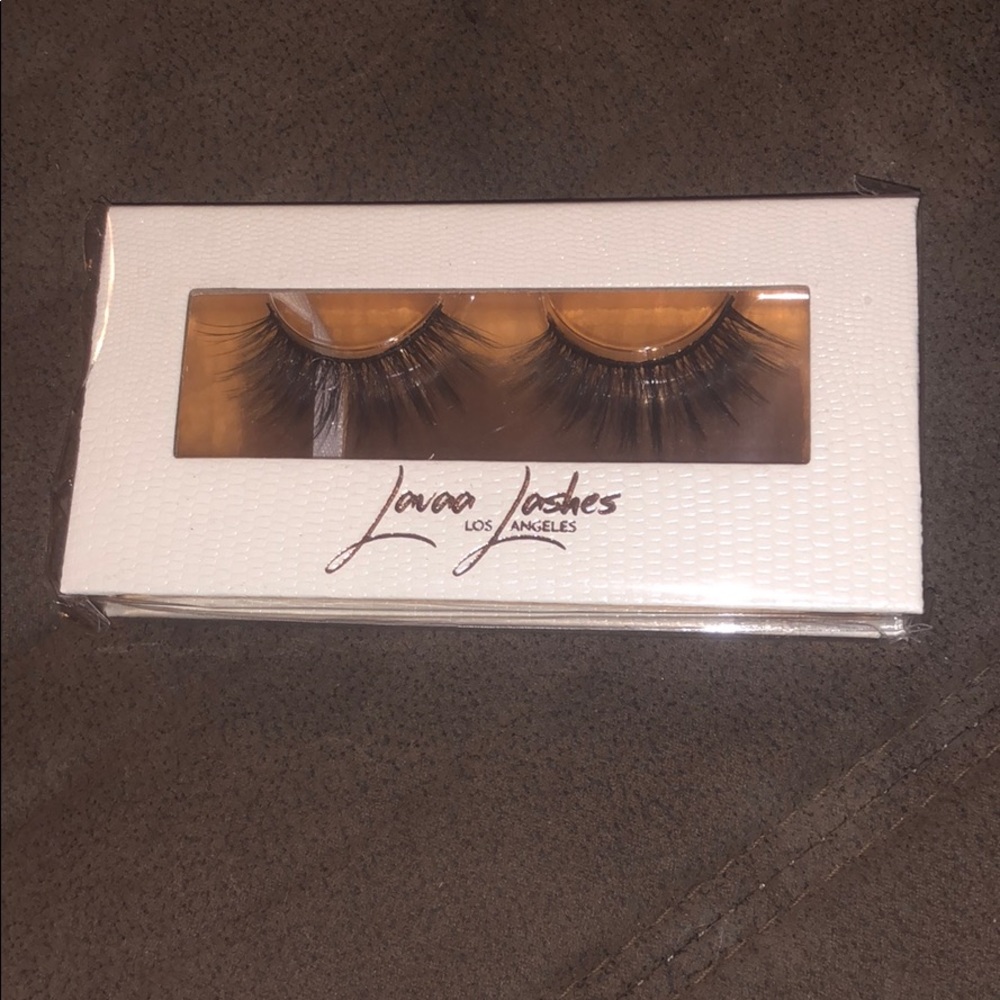 Lavaa Lashes “Charm”